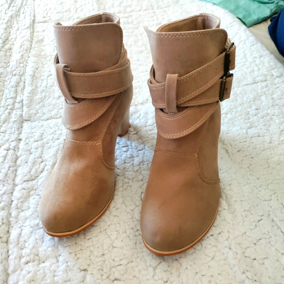 Cute strappy tan booties - Picture 6 of 10